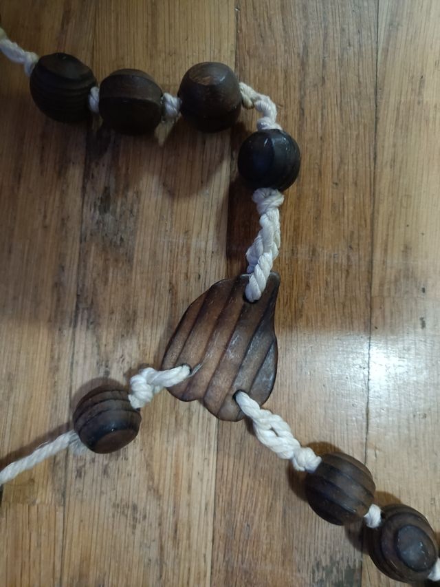 Rosario de madera con cruz
