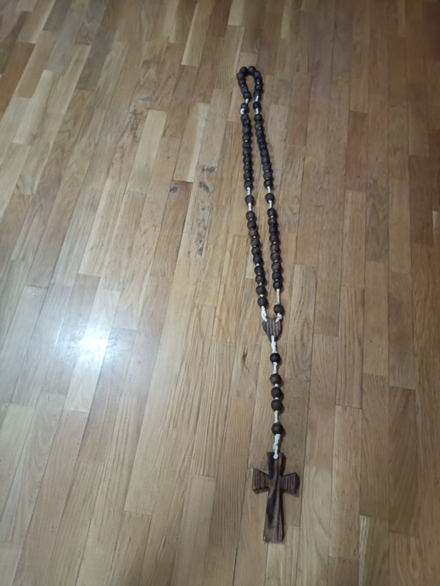 Rosario de madera con cruz