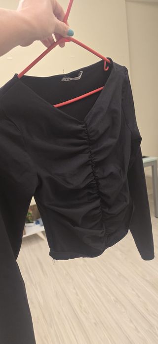 Blusa Zara negra fruncida manga larga