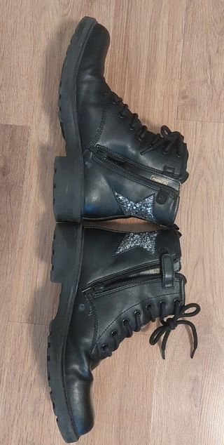 Botas negras niña
Estrella plateada en el talón 