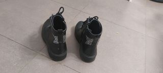 Botas negras niña
Estrella plateada en el talón 
