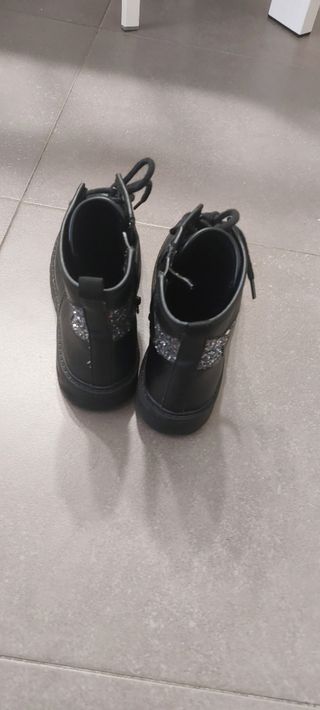 Botas negras niña
Estrella plateada en el talón 