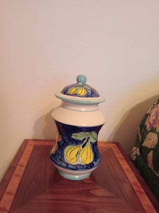 Vaso decorativo in ceramica con frutti