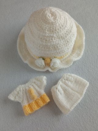 Sombrero, jersey y falda blanco y amarillo-Blythe