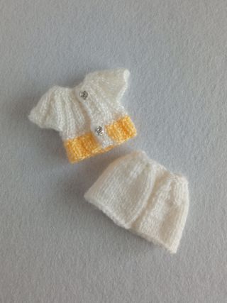 Sombrero, jersey y falda blanco y amarillo-Blythe