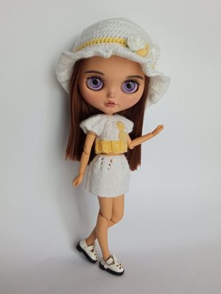 Sombrero, jersey y falda blanco y amarillo-Blythe