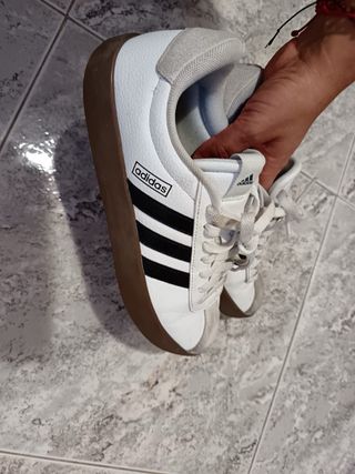 Tenis Adidas Blanco y Café
