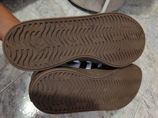 Tenis Adidas Blanco y Café