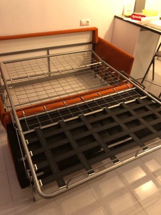 Sofá cama naranja de tela