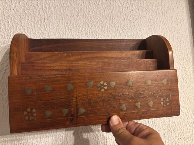 Revistero de madera con detalles metálicos