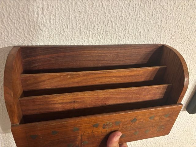 Revistero de madera con detalles metálicos