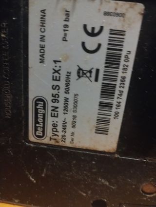 Cafetera Nespresso Negra y Plateada