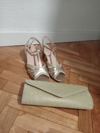 Zapatos y bolso de fiesta dorados