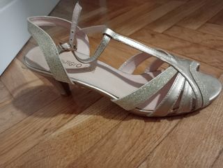 Zapatos y bolso de fiesta dorados