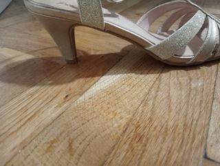 Zapatos y bolso de fiesta dorados