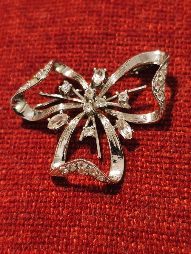 Broche borboleta em prata 925 com strass