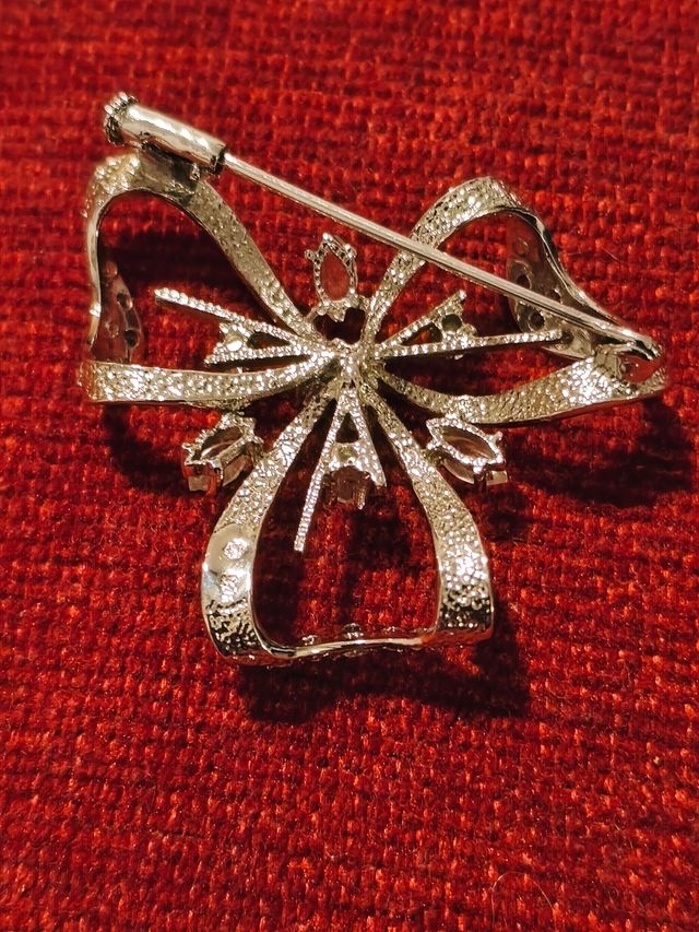 Broche borboleta em prata 925 com strass