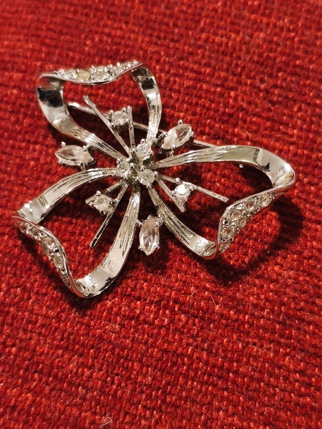 Broche borboleta em prata 925 com strass