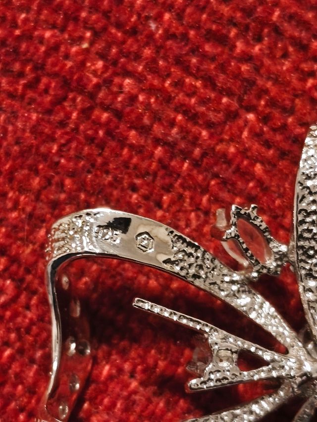 Broche borboleta em prata 925 com strass