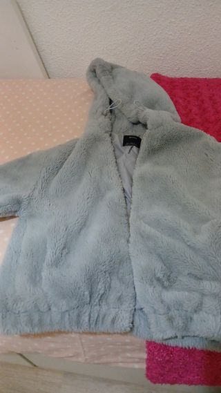 Cazadora Bershka gris peluche con capucha