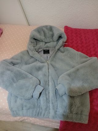 Cazadora Bershka gris peluche con capucha