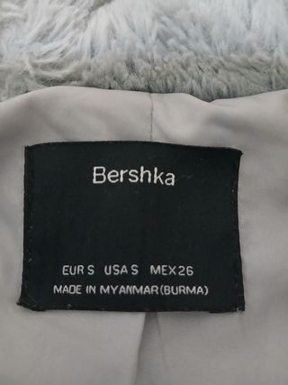Cazadora Bershka gris peluche con capucha