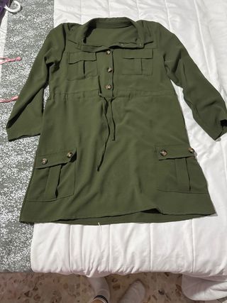 Vestido verde militar con bolsillos
