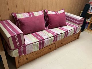 Sofá cama de tela y madera