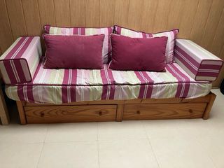 Sofá cama de tela y madera