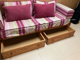 Sofá cama de tela y madera