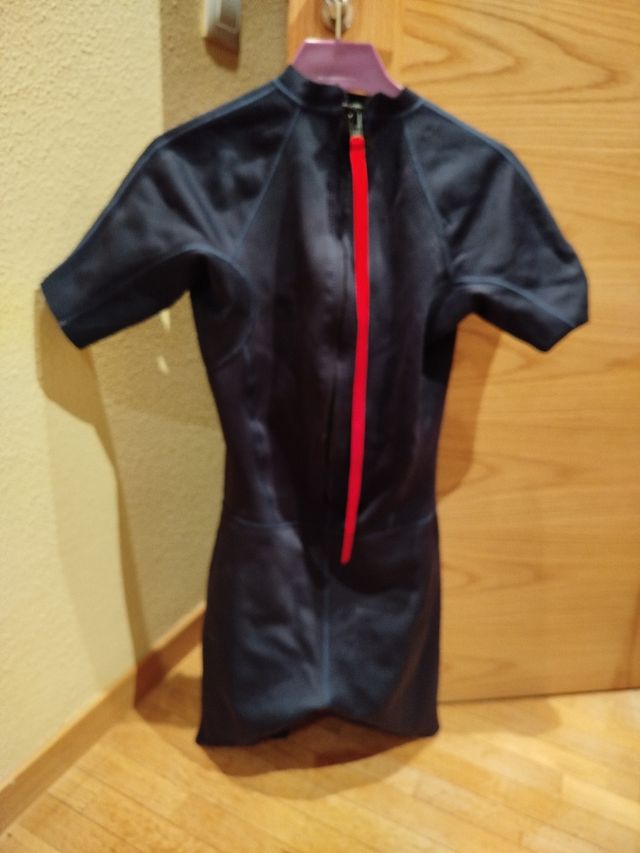 Traje de neopreno negro con cremallera roja