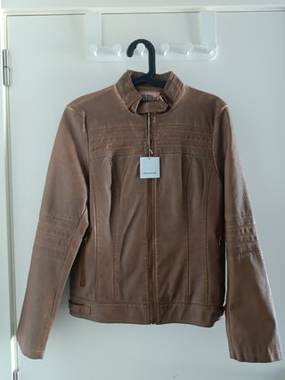 Cazadora efecto piel marrón
Es talla M/L