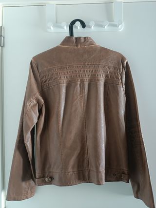 Cazadora efecto piel marrón
Es talla M/L