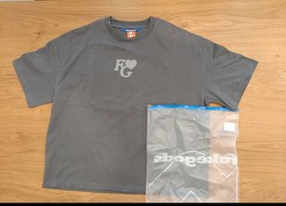 Camiseta Fake Gods gris a estrenar 