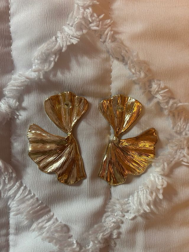 Pendientes dorados diseño abanico