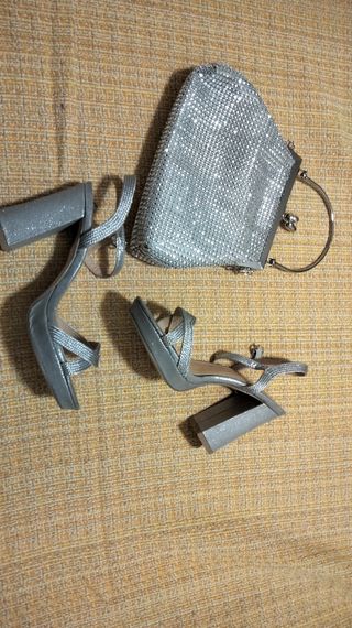Bolso de fiesta y zapatos de tacón plateados