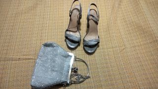 Bolso de fiesta y zapatos de tacón plateados