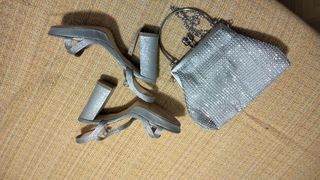 Bolso de fiesta y zapatos de tacón plateados