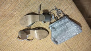 Bolso de fiesta y zapatos de tacón plateados