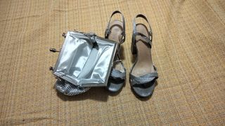 Bolso de fiesta y zapatos de tacón plateados
