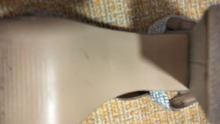 Bolso de fiesta y zapatos de tacón plateados