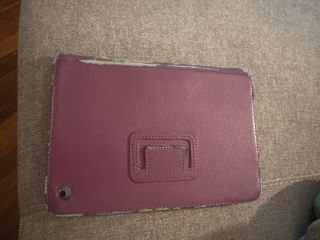 iPad Mini 16GB con custodia viola.