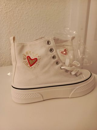 Botas altas blancas con corazón dorado