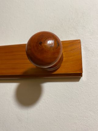 Perchero de madera marrón