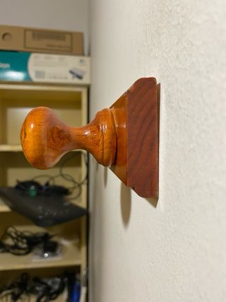 Perchero de madera marrón