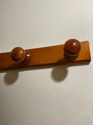 Perchero de madera marrón