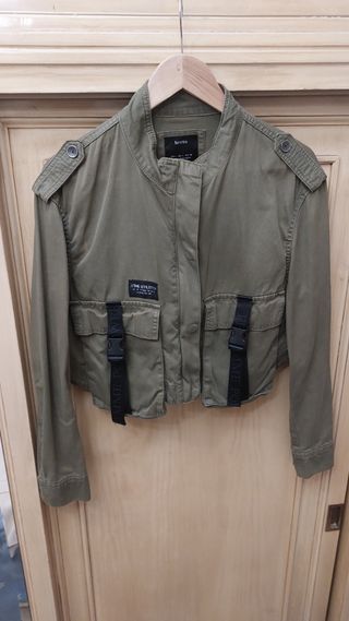 Chaqueta vaquera Bershka verde militar Talla M
