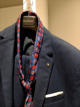 Traje azul con corbata roja