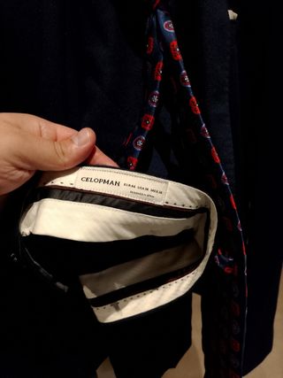 Traje azul con corbata roja