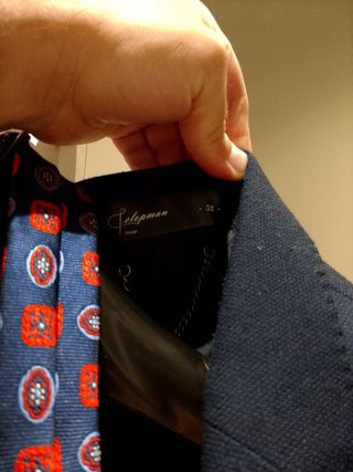 Traje azul con corbata roja